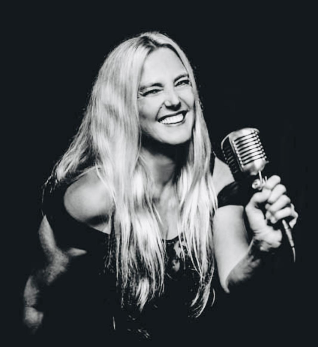 Christine Altmann mit Mikrofon